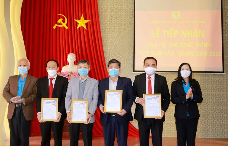 Đại diện lãnh đạo LĐLĐ tỉnh trao thư cảm ơn cho các đơn vị tài trợ
