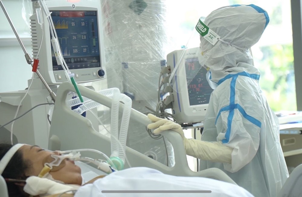 Sáng 12/1: Gần 900 bệnh nhân COVID-19 đang thở máy và ECMO; đã có 34 ca nhiễm biến chủng Omicron
