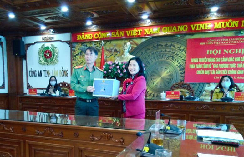 Tuyên truyền nâng cao cảnh giác cho cán bộ phụ nữ về các phương thức, thủ đoạn lừa đảo chiếm đoạt tài sản trên không gian mạng