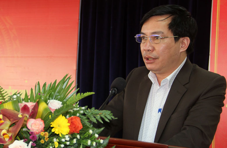 Đại biểu trình bày tham luận tại hội nghị