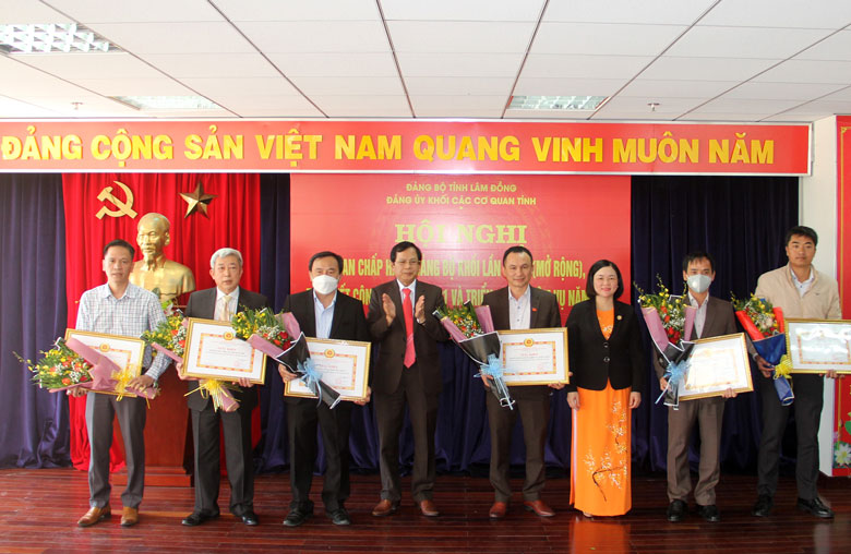 Trao tặng giấy khen cho các tổ chức cơ sở đảng đạt tiêu chuẩn hoàn thành xuất nhiệm vụ tiêu biểu năm 2021