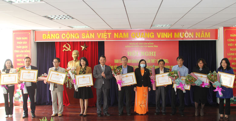 Khen thưởng cho các tập thể có thành tích tiêu biểu trong thực hiện các nhiệm vụ của công tác xây dựng Đảng năm 2021