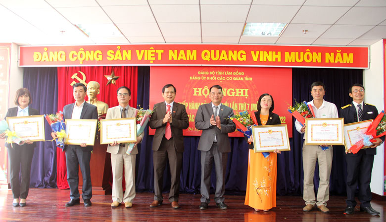 Tặng giấy khen cho tập thể và cá nhân đạt tiêu chuẩn hoàn thành xuất sắc nhiệm vụ tiêu biểu 5 năm liền (2017 - 2021)