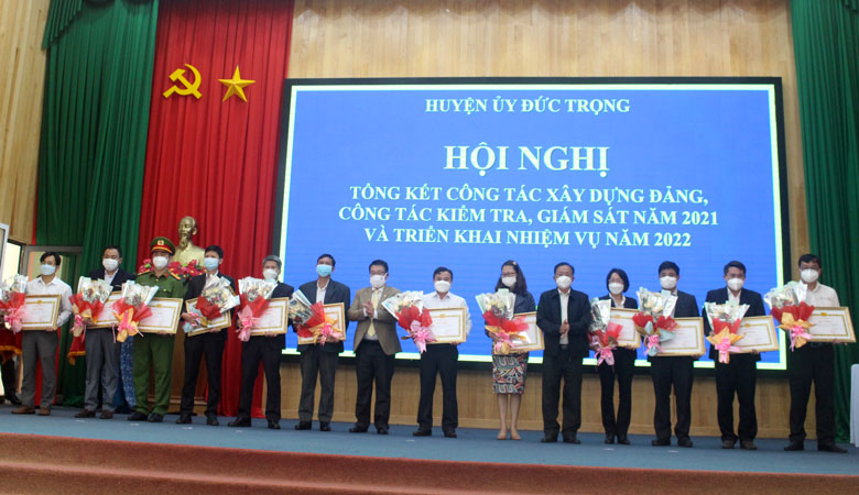 Khen thưởng các tổ chức cơ sở đảng xuất sắc