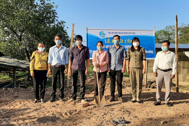 Trao tặng công trình nước sạch cho hội viên phụ nữ gặp khó khăn