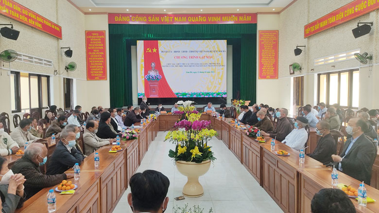 Lâm Hà: Gặp mặt chức sắc, chức việc các tôn giáo, già làng, trưởng bản, và người uy tín tiêu biểu