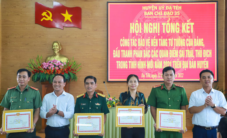Ban Chỉ đạo 35 huyện khen thưởng 2 tập thể và 5 cá nhân có thành tích trong công tác bảo vệ nền tảng tư tưởng của Đảng, đấu tranh phản bác các quan điểm sai trái, thù dịch trong tình hình mới trên địa bàn huyện Đạ Tẻh năm 2021.
