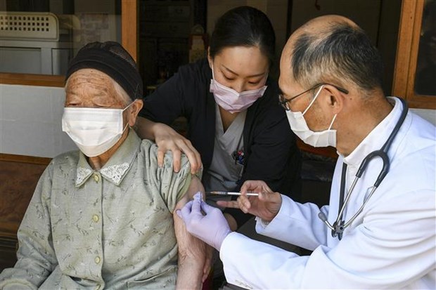 Mũi tăng cường vaccine công nghệ mRNA cải thiện kháng thể ở người già