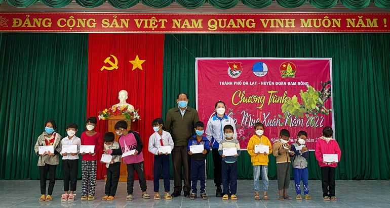 Trao học bổng cho các em học sinh có hoàn cảnh khó khăn
