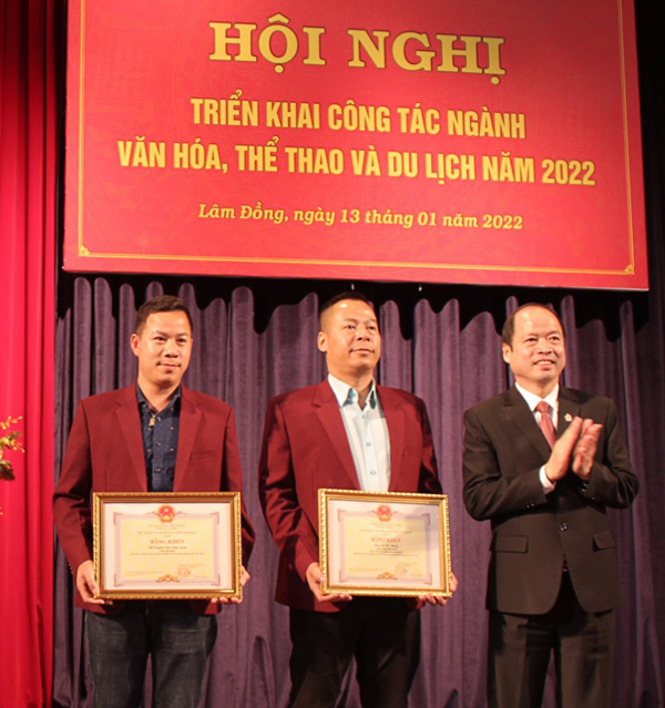 Trao Bằng khen của Chủ tịch UBND tỉnh cho Liên đoàn cầu lông và huấn luyện viên trưởng đoạt Huy chương Vàng giải cầu lông toàn quốc