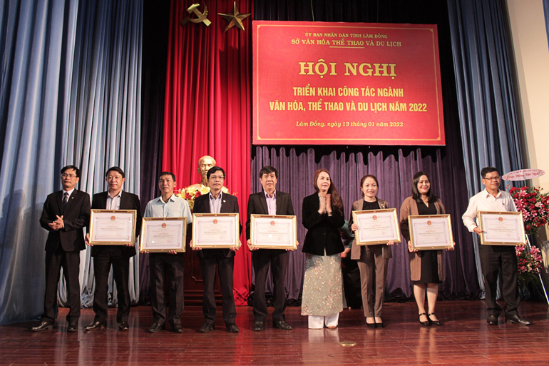 Trao giấy khen của Sở VHTTDL cho tập thể cá nhân tiêu biểu