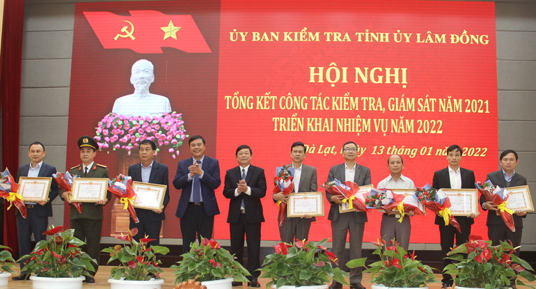 Trao giấy khen của UBKT Tỉnh ủy cho các tập thể