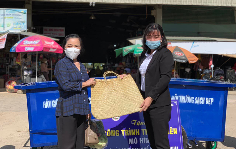 Trao tặng công trình thanh niên Mô hình chợ dân sinh hạn chế rác thải nhựa