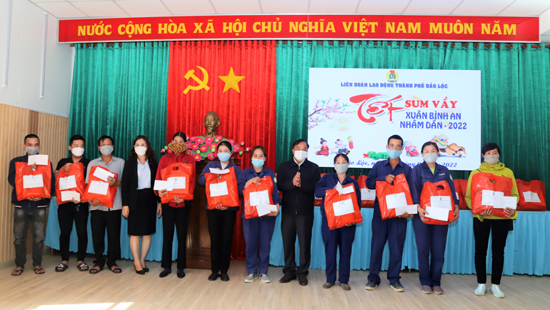 Bảo Lộc: Tết sum vầy – Xuân bình an trao tặng hơn 500 phần quà cho người khó khăn