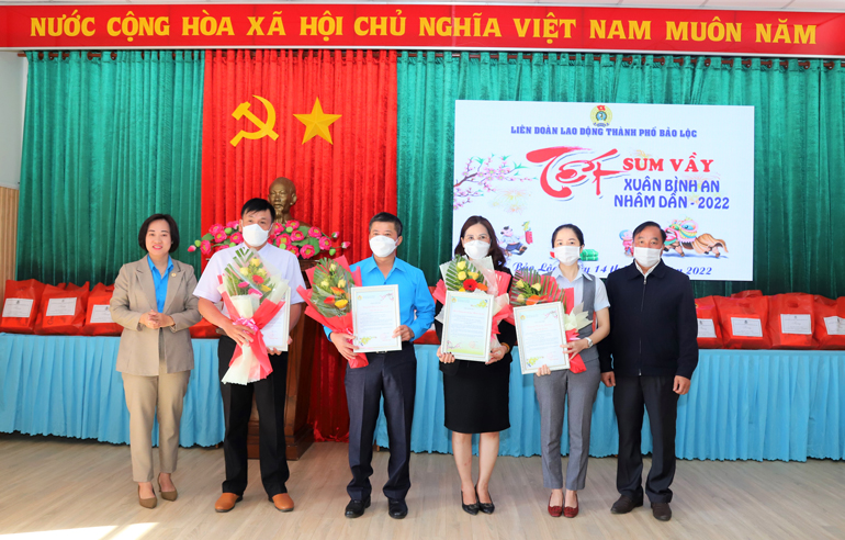 Liên đoàn Lao động TP Bảo Lộc trao thư tri ân Tấm lòng vàng cho các nhà tài trợ
