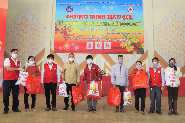 Hội Chữ thập đỏ TP Bảo Lộc trao tặng quà tết cho các hoàn cảnh yếu thế dễ bị tổn thương trên địa bàn