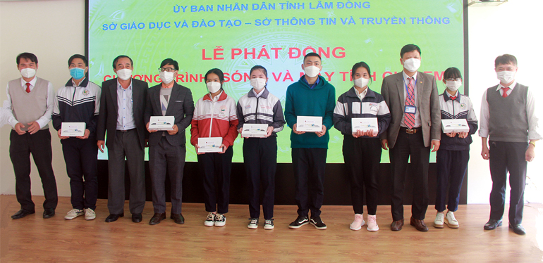 Trao tặng máy tính cho các học sinh có hoàn cảnh khó khăn
