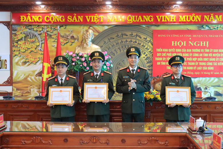 Giám đốc Công an tỉnh trao giấy khen cho các tập thể, cá nhân có thành tích xuất sắc trong công tác phối hợp