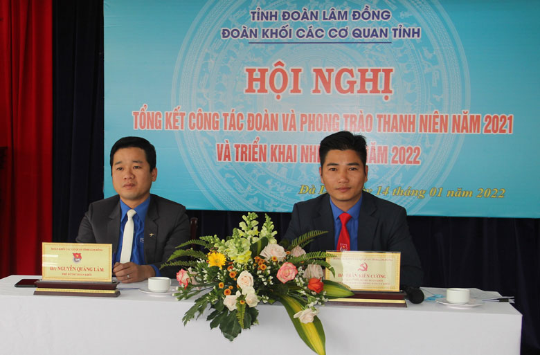 Chủ trì hội nghị