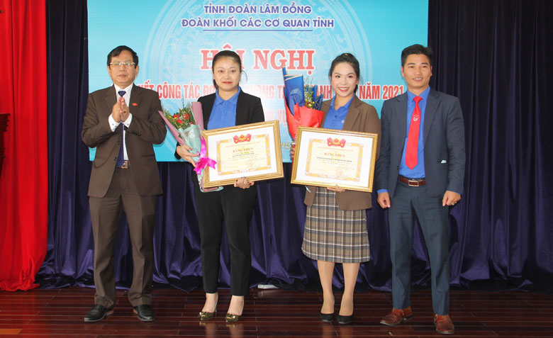 Trao bằng khen của Ban Chấp hành Trung ương Đoàn cho tập thể và cá nhân
