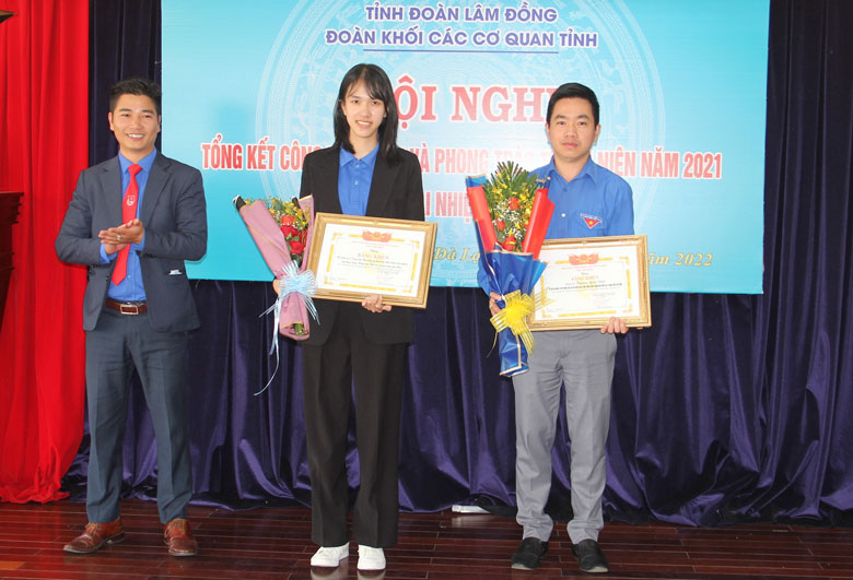 Trao bằng khen của Ban Chấp hành Tỉnh đoàn cho 1 tập thể và 1 cá nhân