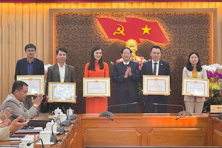 Trưởng Ban Tổ chức Tỉnh ủy trao giấy khen cho các cá nhân có thành tích xuất sắc trong thực hiện nhiệm vụ bảo vệ, chăm sóc sức khỏe cán bộ năm 2021