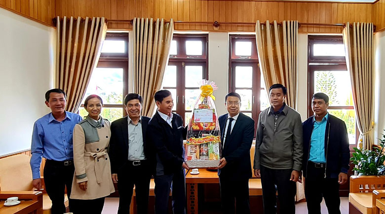 Lãnh đạo thành phố Đà Lạt thăm, chúc Tết Huyện uỷ Lạc Dương và gửi tặng 30 triệu đồng cho bà con dân tộc có hoàn cảnh khó khăn trên địa bàn huyện