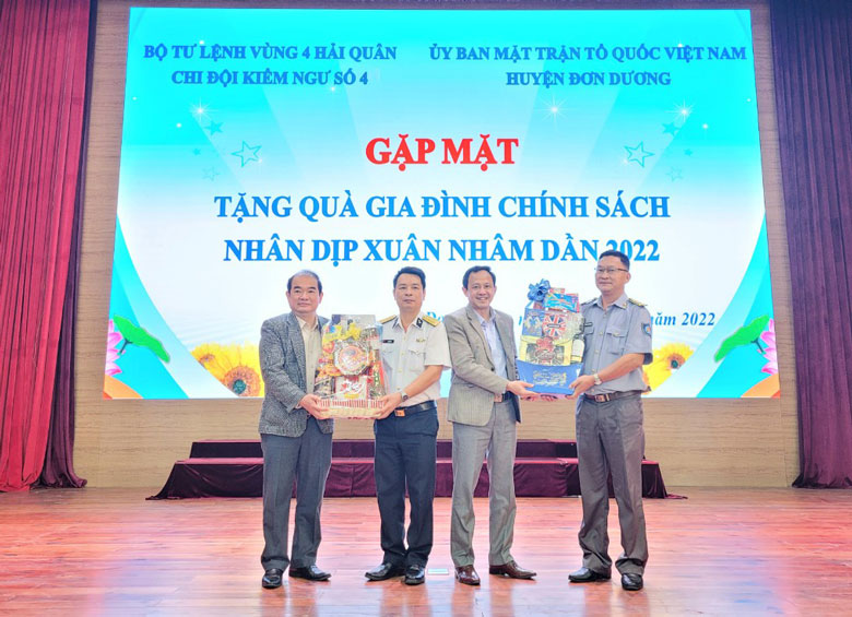  Đoàn công tác Vùng 4 Hải quân và Chi đội Kiểm ngư số 4 thăm, chúc Tết huyện Đơn Dương