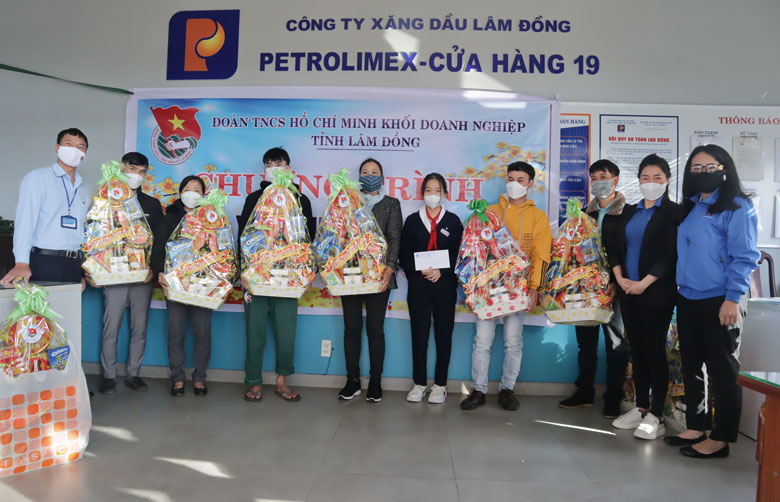 Mang ''Xuân yêu thương'' đến với 60 thanh niên công nhân có hoàn cảnh khó khăn