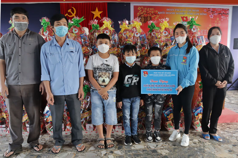 Trao học bổng cho học sinh là con em các gia đình công nhân vượt khó học giỏi trên địa bàn TP. Bảo Lộc