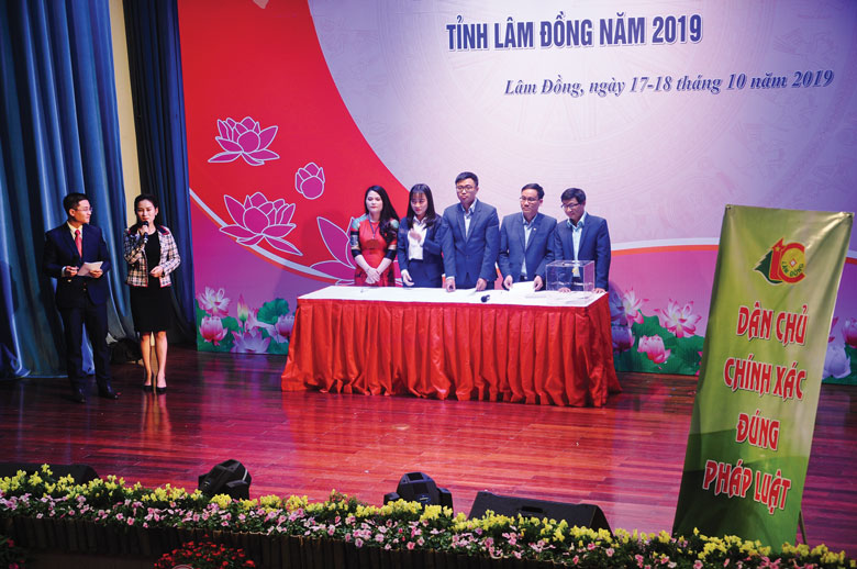 Đông đảo người dân tham gia thi tìm hiểu cải cách hành chính