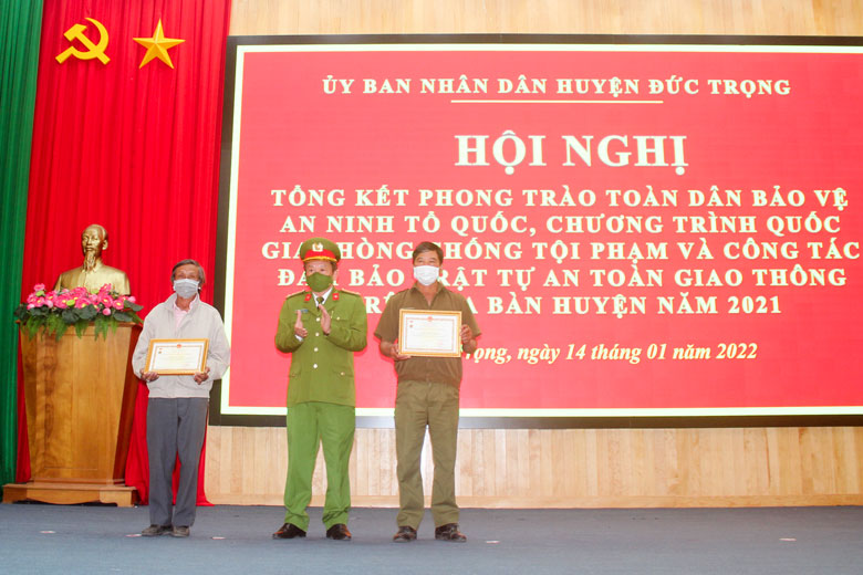 Đồng chí Lê Thái - Trưởng Công an huyện Đức Trọng, trao Kỷ niệm chương “Bảo vệ an ninh Tổ quốc” cho các cá nhân.