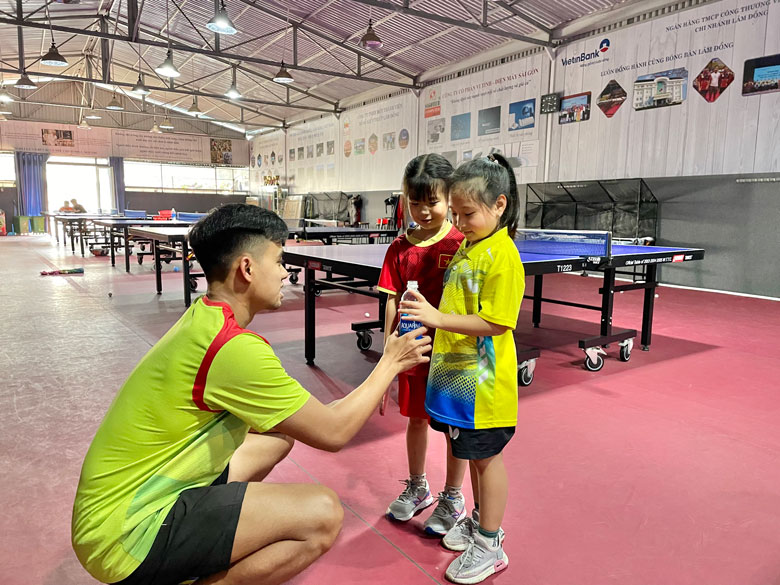 Từng được các huấn luyện viên đào tạo và giúp đỡ, anh Chế Nguyên (23 tuổi) giờ đây đã theo đuổi con đường trở thành huấn luyện viên