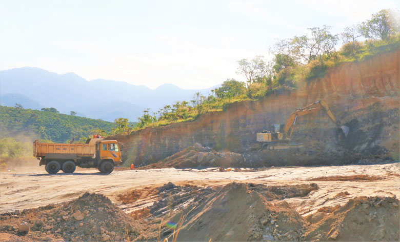 Xe chở đất không phủ bạt vô tư lưu thông trên Tỉnh lộ 725