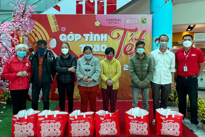 Đà Lạt: Trao 100 phần quà tết cho gia đình khó khăn