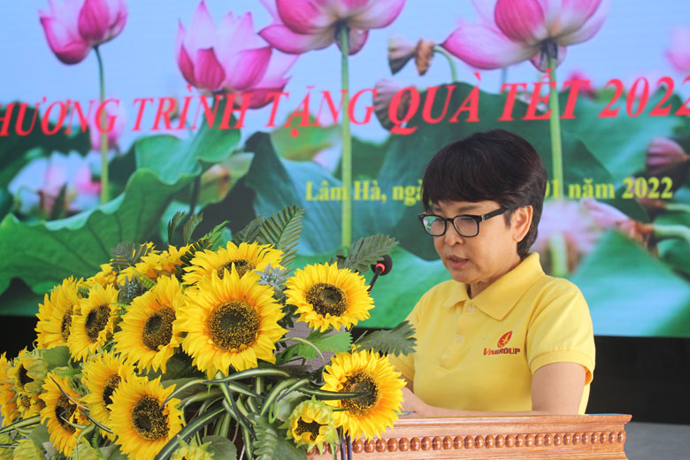 Bà Phùng Thị Mỹ Lệ - Đại diện Quỹ Thiện Tâm của Tập đoàn Vingroup phát biểu chia sẻ, động viên bà con tại lễ trao tặng quà Tết 2022 