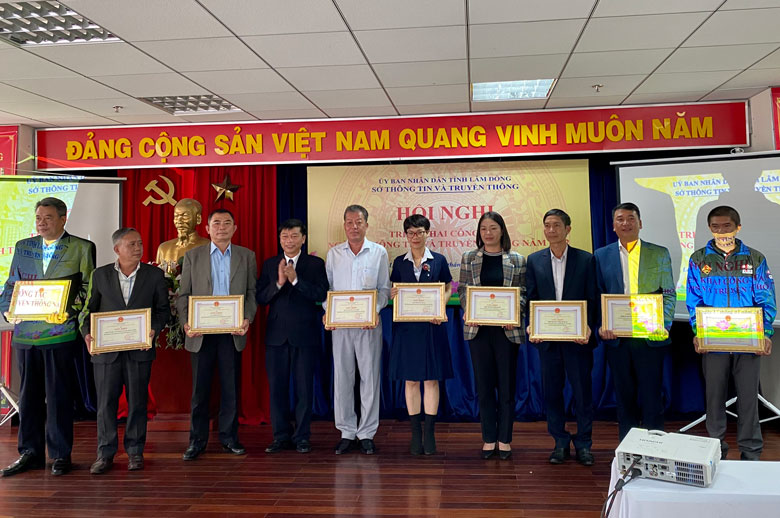 Ông Huỳnh Ngọc Hải - Giám đốc Sở Thông tin và Truyền thông tỉnh Lâm Đồng trao giấy khen của ngành Thông tin và Truyền thông tỉnh cho 9 tập thể, doanh nghiệp trong năm 2021