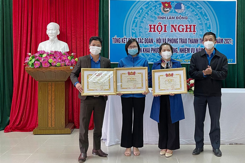 Trao Cờ thi đua và bằng khen của Ban Chấp hành Trung ương Đoàn cho các tập thể, cá nhân có thành tích xuất sắc trong công tác Đoàn và phong trào thanh thiếu nhi năm 2021