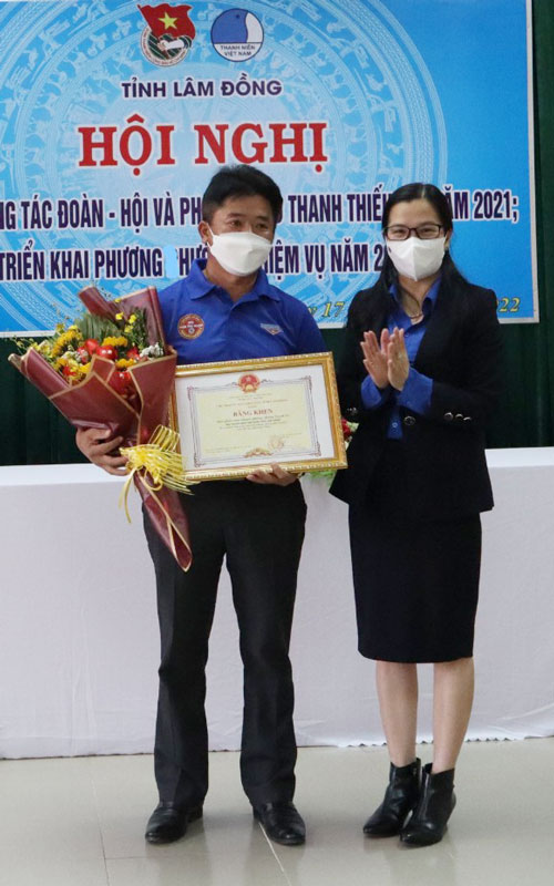 Trao bằng khen của UBND tỉnh cho Đội Phản ứng nhanh phòng, chống Covid-19 vì có thành tích xuất sắc trong công tác phòng, chống dịch