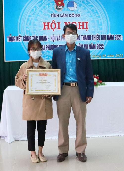 Ban Chấp hành Tỉnh Đoàn tặng bằng khen cho tập thể đạt thành tích xuất sắc trong công tác Đoàn và phong trào thanh thiếu nhi năm 2021