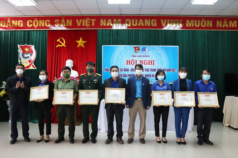 Ban Thư ký Ủy ban Hội LHTN Việt Nam tỉnh Lâm Đồng tặng bằng khen cho các tập thể đã có thành tích xuất sắc trong công tác Hội và phong trào thanh niên năm 2021