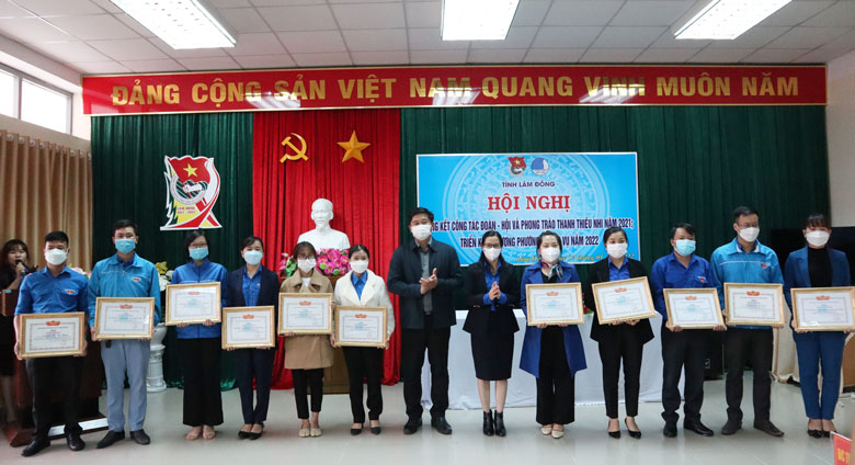 Ban Thư ký Ủy ban Hội LHTN Việt Nam tỉnh Lâm Đồng tặng bằng khen cho các cá nhân đã có thành tích xuất sắc trong công tác Hội và phong trào thanh niên năm 2021