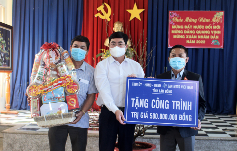 Phó Bí thư Thường trực Tỉnh ủy Lâm Đồng Trần Đình Văn thăm và chúc tết các đơn vị
