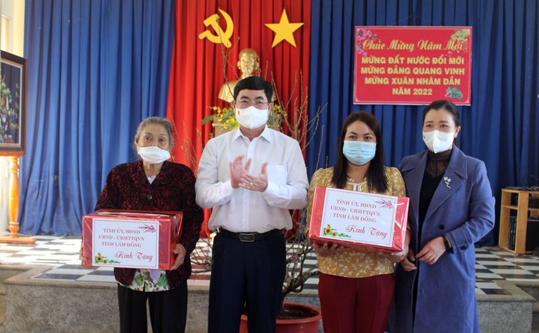 Phó Bí thư Thường trực TỈnh ủy, Trưởng Đoàn ĐBQH khóa XV đơn vị tỉnh Lâm Đồng Trần Đình Văn tặng quà, chúc tết 2 gia đình chính sách tiêu biểu tại Đức Trọng