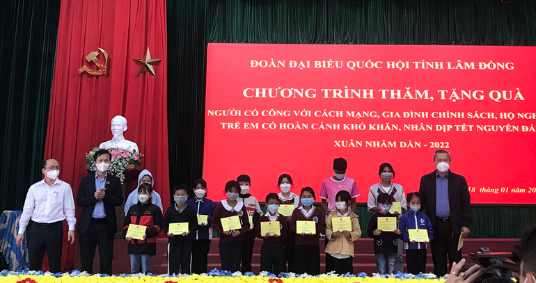 Đoàn ĐBQH Lâm Đồng tiếp tục thăm, tặng quà tết cho bà con có hoàn cảnh khó khăn