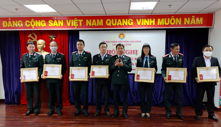 Chánh Thanh tra tỉnh trao kỷ kiệm chương vì sự nghiệp thanh tra của Thanh tra Chính phủ cho các cá nhân có nhiều đóng góp tích cực vào sự nghiệp xây dựng, phát triển ngành thanh tra