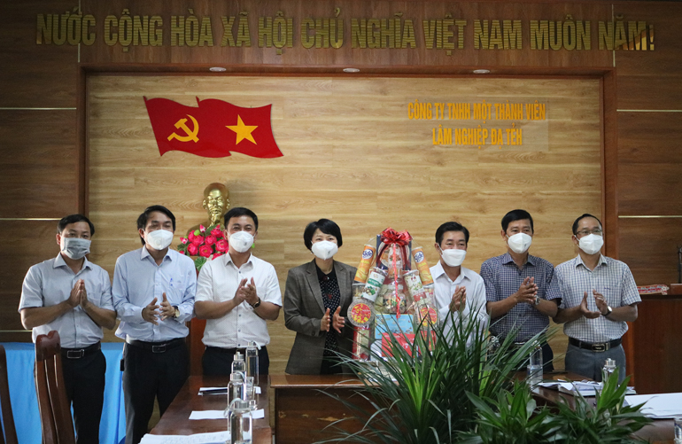 Lãnh đạo tỉnh thăm, tặng quà một số cơ quan, đơn vị, công ty trên địa bàn tỉnh