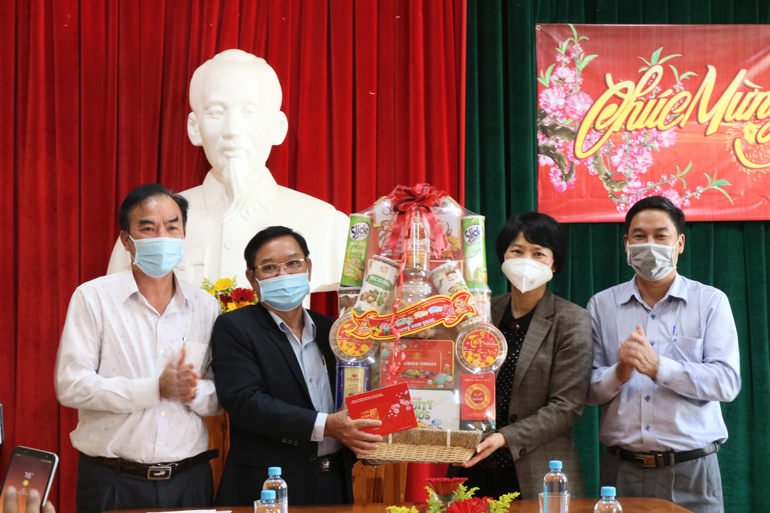 Đoàn tặng quà tại Công ty cổ phần Công trình đô thị Bảo Lộc