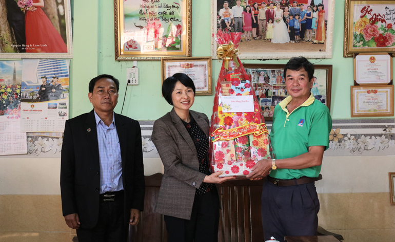 Thăm và tặng quà Tết cho già làng, người có uy tín