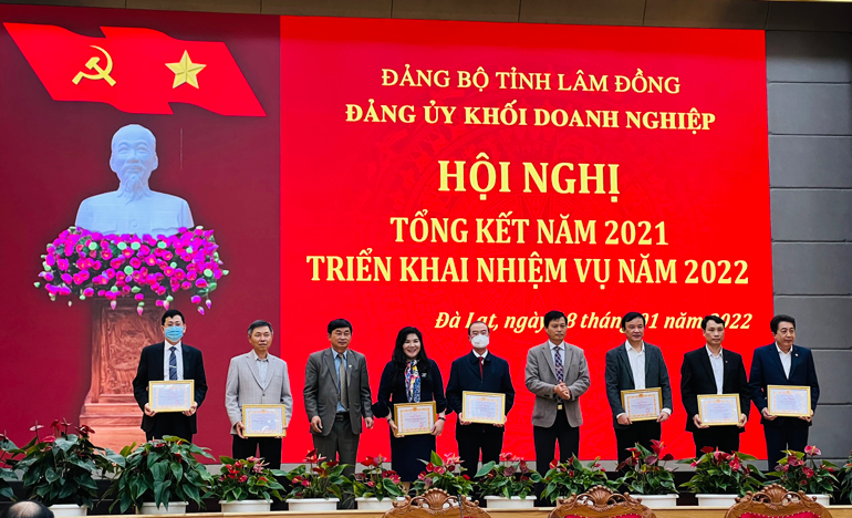 Trao giấy khen cho các TCCSĐ hoàn thành xuất sắc nhiệm vụ tiêu biểu năm 2021